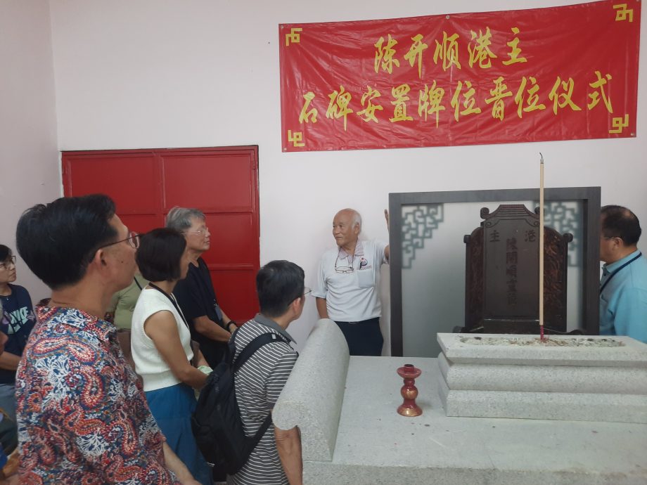 柔：新加坡《联早》率140狮城读者越堤，了解陈厝港历史