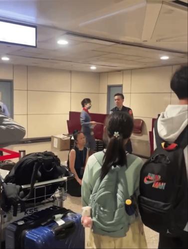 桃园机场旅客行李等3小时飙骂 华航地勤下跪道歉|有片