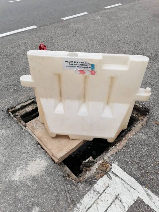 武吉乌美路沟渠铁盖损坏下陷露深坑，威胁民众安全。