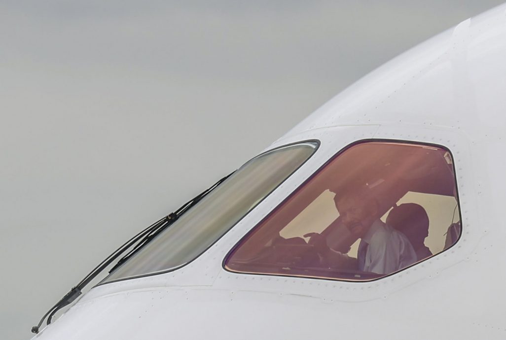 汶莱苏丹开飞机抵马观礼