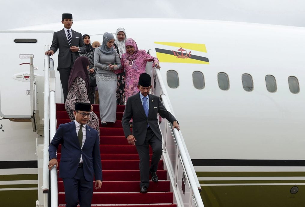 汶莱苏丹开飞机抵马观礼