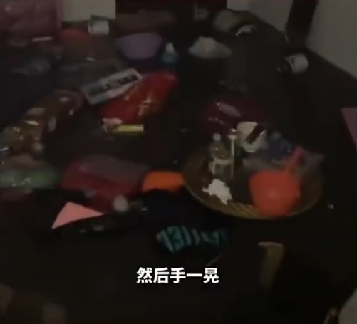 河南极端暴雨 居民一觉醒来床在漂 北京市郊铁路局部停运