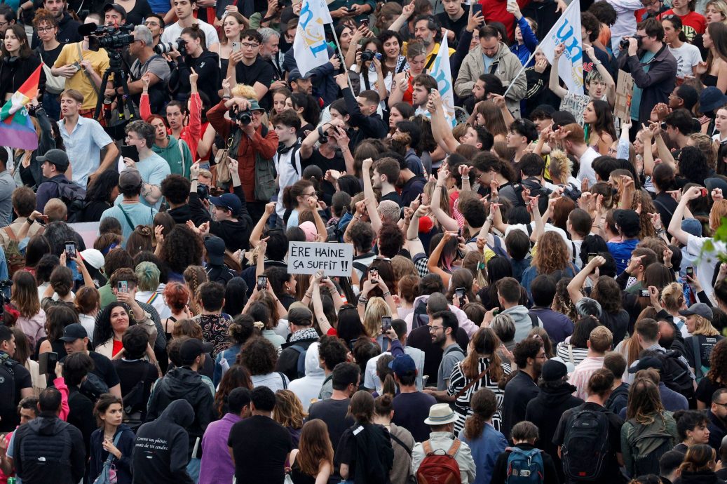 法国极右翼领跑议会选举首轮投票 有民众集会表不满