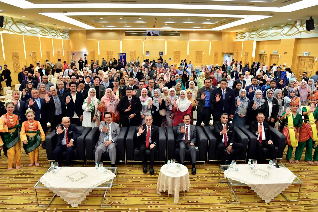 法米:严厉对付在社媒发布恶意评论者