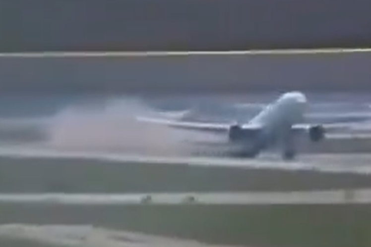 波音777起飞机尾擦地爆火花 惊险画面曝!机师反应救数百人