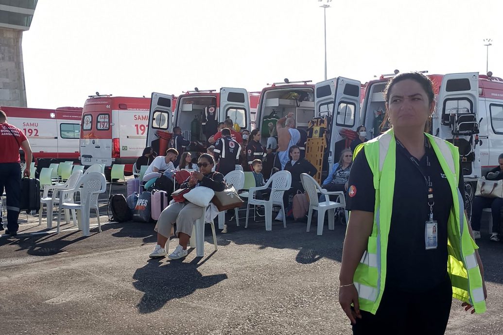 波音787遇乱流下坠酿40人伤！乘客“撞进”天花板、座椅折断