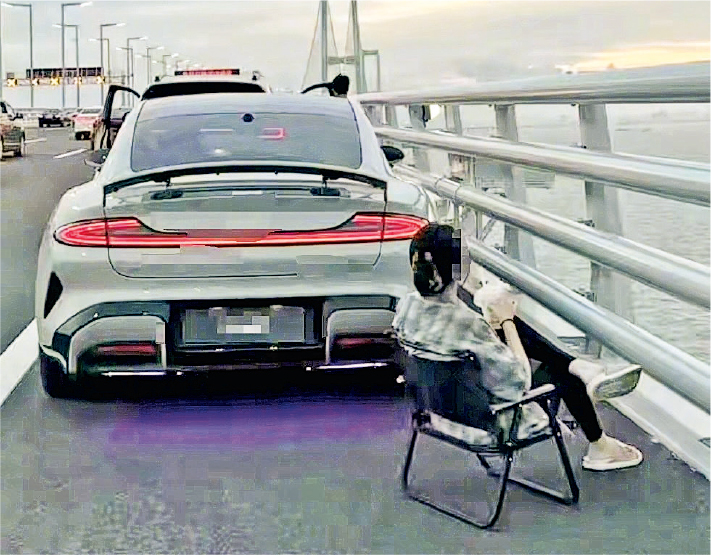 深中通道喝咖啡摆拍 被扣分罚款兼重考驾照 司机后悔了