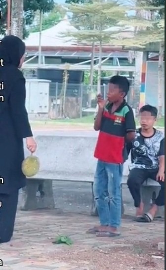 爆壳榴梿没人要 2男孩却吃到吮手指 女子心酸送新鲜榴梿