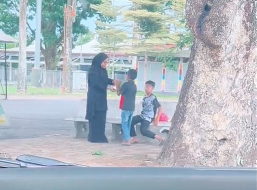 爆壳榴梿没人要 2男孩却吃到吮手指 女子心酸送新鲜榴梿