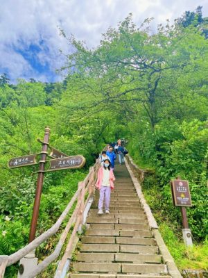 爬峨嵋山新玩法?山友抽签过夜“男女献身练武侠”网友吓坏