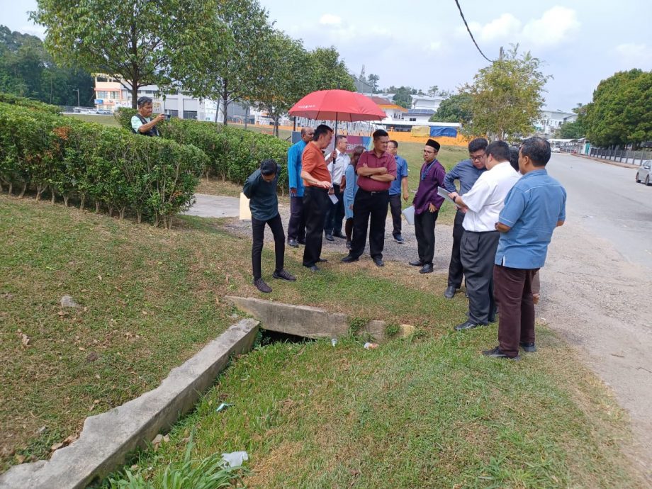 版2头//大都会/张睷洋,重新研究育华中学前面和周遭的排水系统,建议在草场做积水池