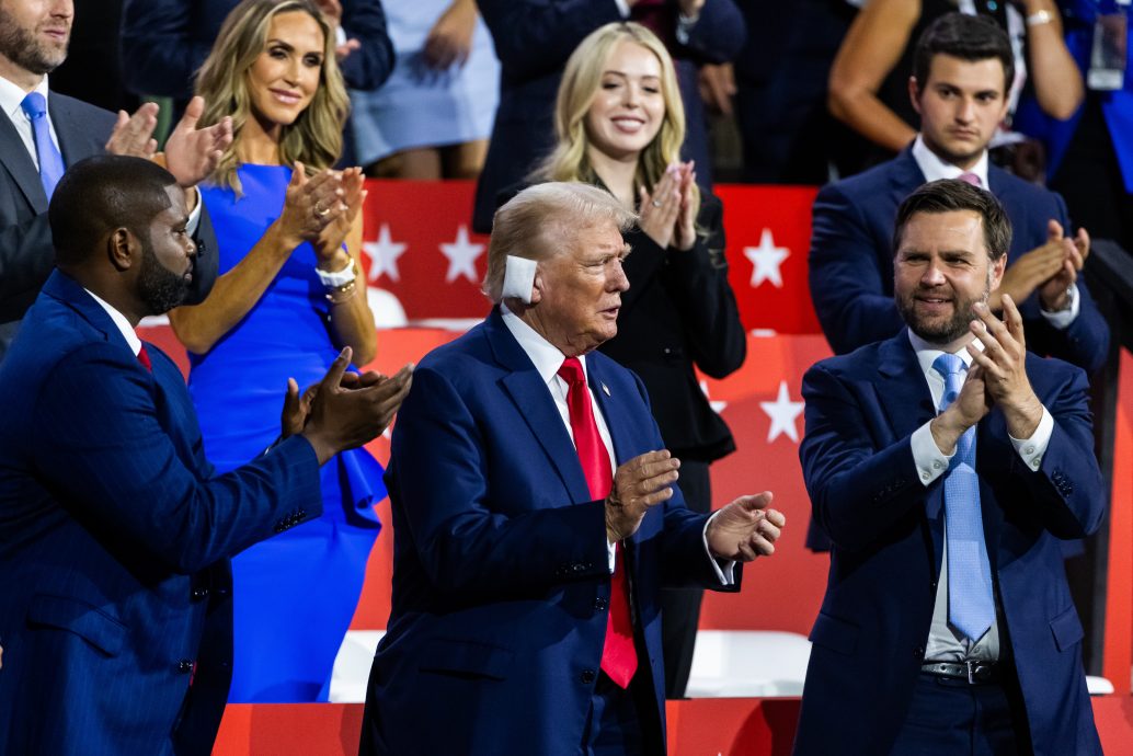 特朗普遇袭 中国网民调侃“有运”“闪得快” 官媒借此讥讽美国民主