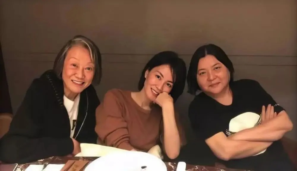 王菲现踪台北密友 低调打扮难掩天后气场