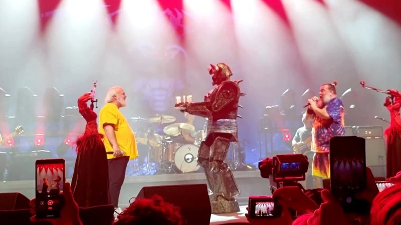 生日许愿“下次射特朗普别失准” 美乐团成员挨轰叫停演出灭火