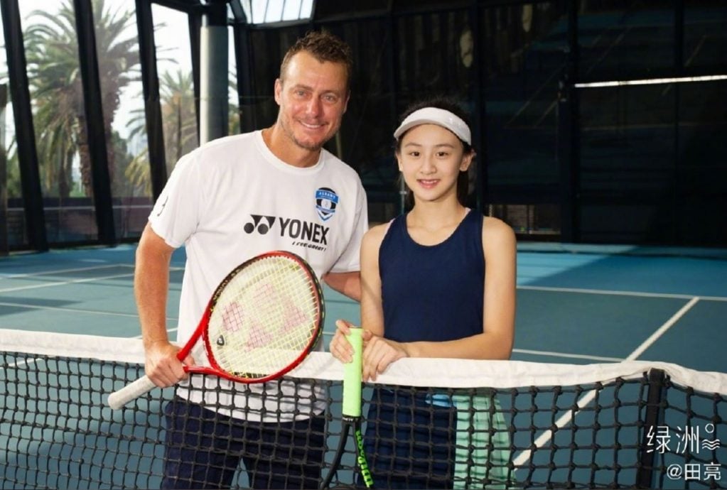 田亮一家三口现身剑桥大学 网猜为女儿留学探路