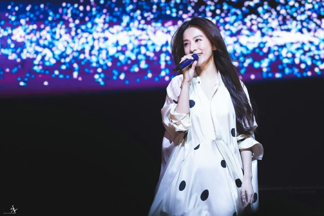 田馥甄新造型香港开唱 甩发问粉丝“喜欢吗”