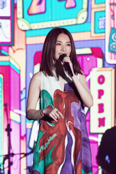 田馥甄新造型香港开唱 甩发问粉丝“喜欢吗”