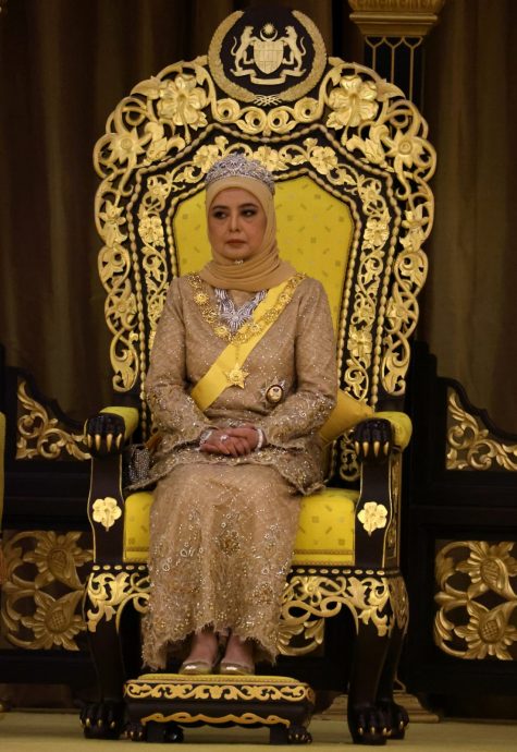 登基大典|元首后服饰设计讲究 设计师：国花云纹图刺绣衬气质