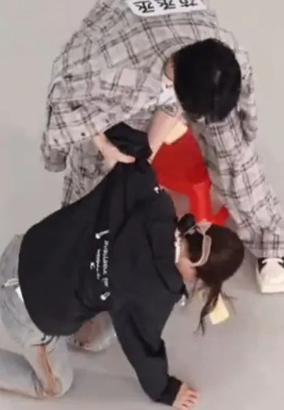 白鹿凳子被抽带伤跪地 范丞丞惹粉骂没分寸感