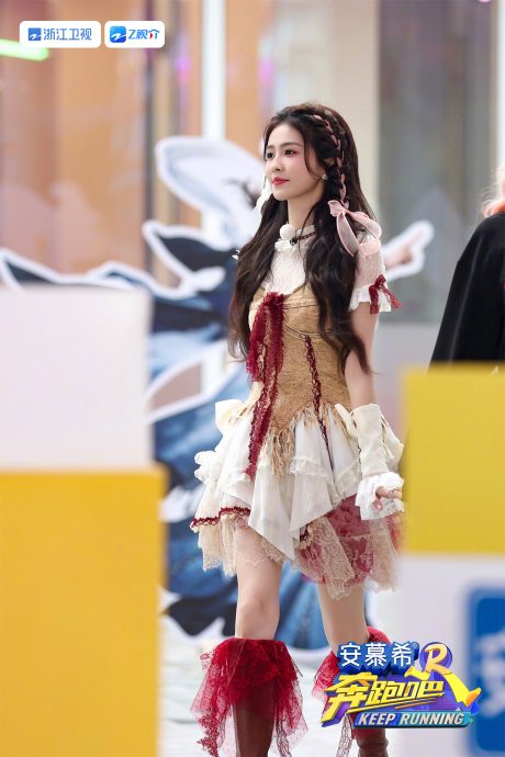 白鹿凳子被抽带伤跪地 范丞丞惹粉骂没分寸感