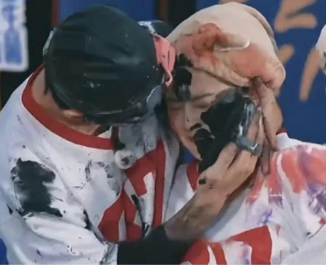 白鹿凳子被抽带伤跪地 范丞丞惹粉骂没分寸感