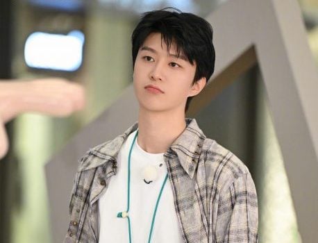 白鹿凳子被抽带伤跪地 范丞丞惹粉骂没分寸感