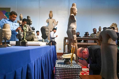 看世界主照两图)柬埔寨成功追索回 14件流失海外国宝