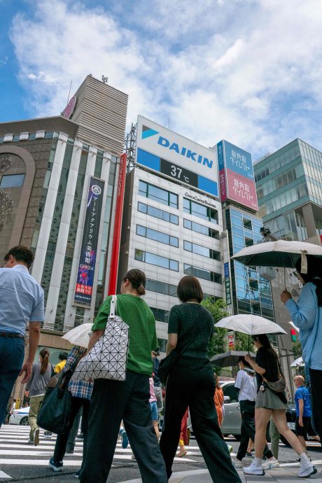 看世界/外籍“牛郎”涌日本站街 搭讪独身女子居民不胜其扰