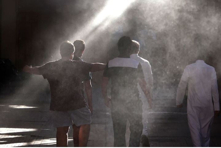 科威特多地气温超过50度 户外工作停工