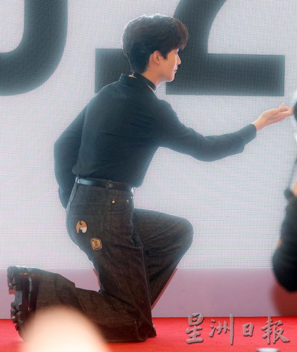 粉丝见面会|上演霸道总裁情节 邢昭林壁咚求婚宠粉