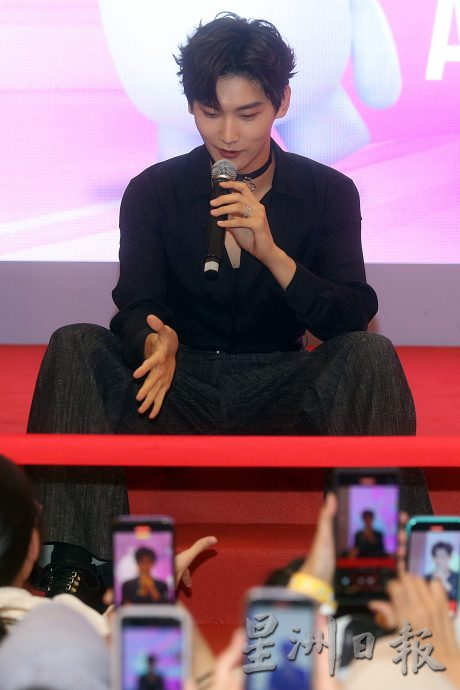 粉丝见面会|上演霸道总裁情节 邢昭林壁咚求婚宠粉