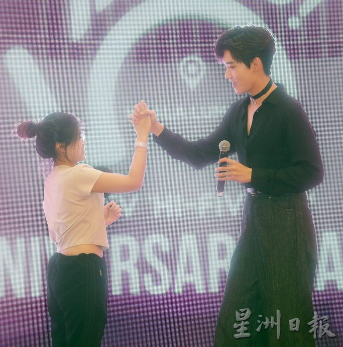 粉丝见面会|上演霸道总裁情节 邢昭林壁咚求婚宠粉