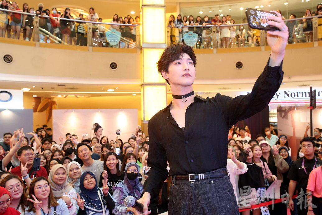 粉丝见面会|上演霸道总裁情节 邢昭林壁咚求婚宠粉