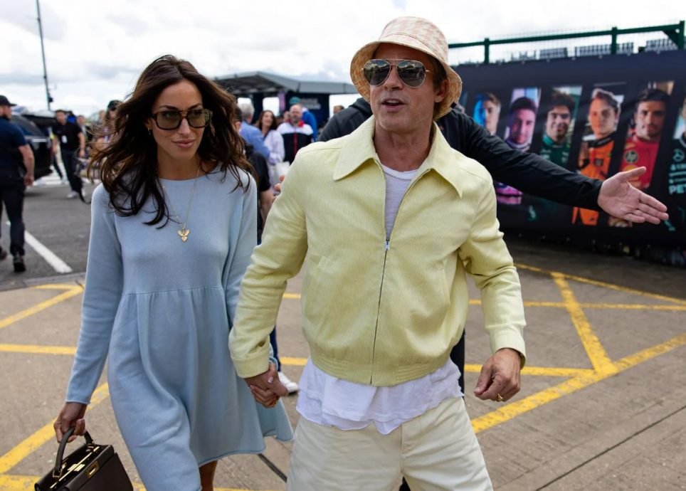 紧牵女友首度同框公开现身 毕彼特官宣恋情