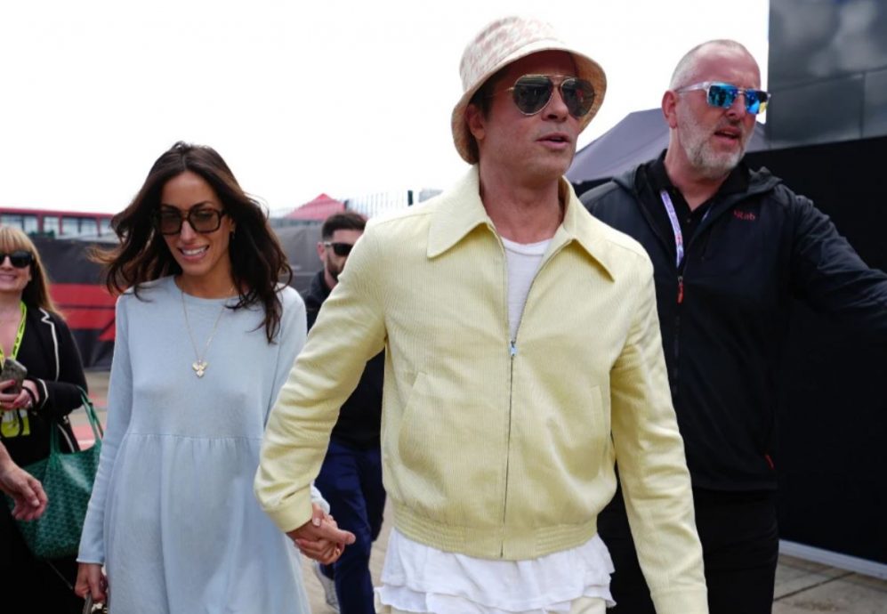 紧牵女友首度同框公开现身 毕彼特官宣恋情