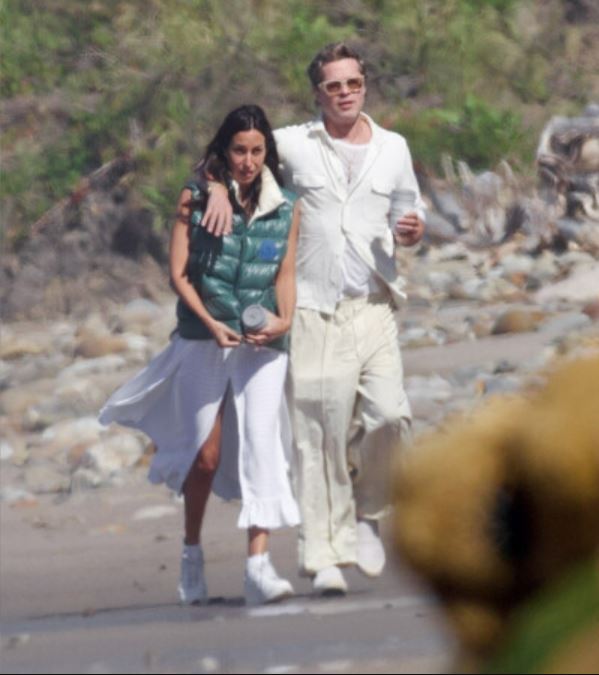 紧牵女友首度同框公开现身 毕彼特官宣恋情