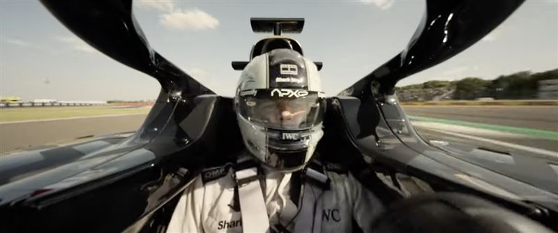 紧牵女友首度同框公开现身 毕彼特官宣恋情