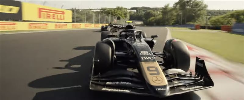 紧牵女友首度同框公开现身 毕彼特官宣恋情