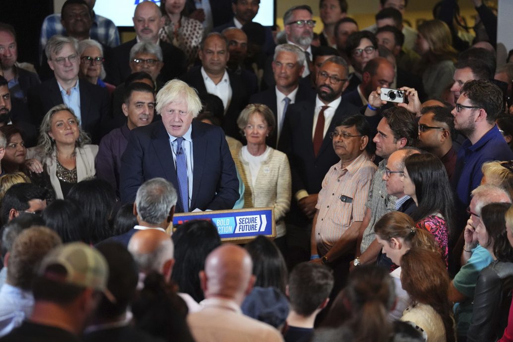 约翰逊出人意料现身拉票活动 呼吁支持保守党