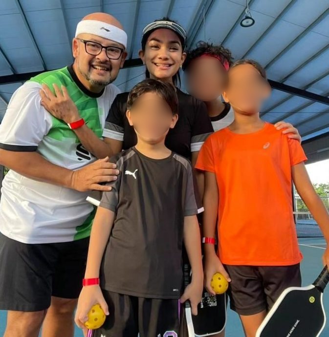 脱口秀艺人哈利与妻办离婚 两人关系仍友好与孩子一起打球