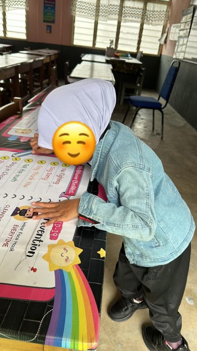 自己的路自己走!脑麻痹女孩扶桌学步 “妈妈请等等我”