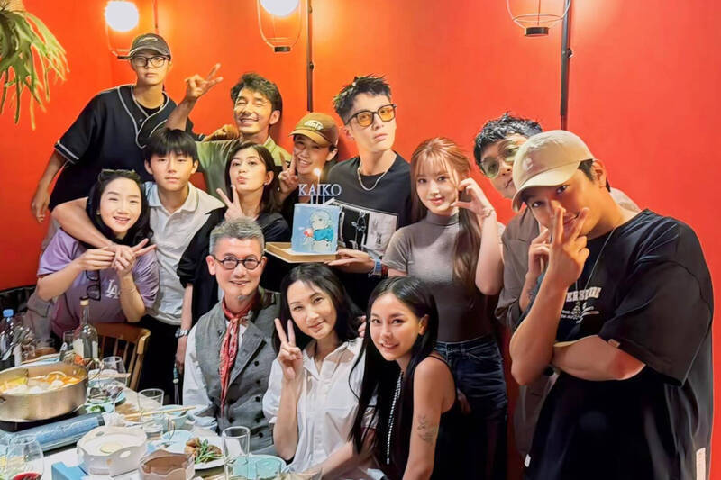 舒华晒美照发“示爱文” 柯震东留言放闪被出征