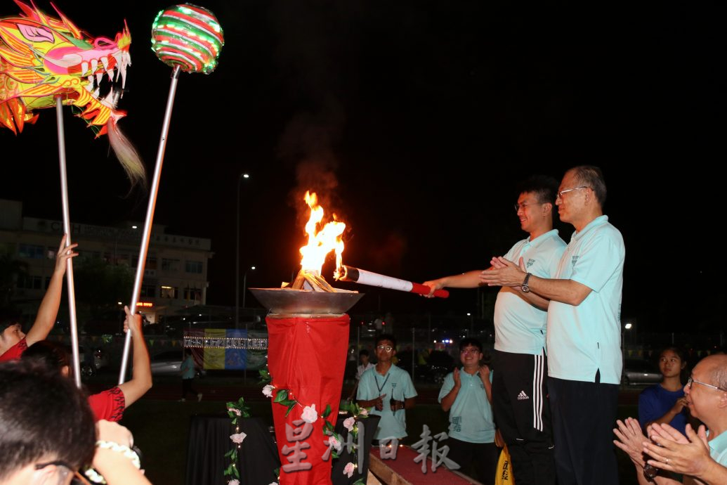 芙中首办别开生面夜间运动会 森二王子莅临开幕