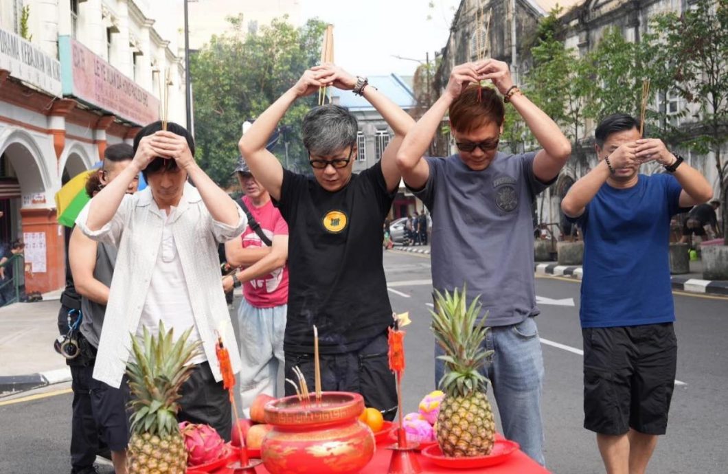 苗侨伟来马拍戏美珍随同 ​周志文一口气吃4品种榴梿 