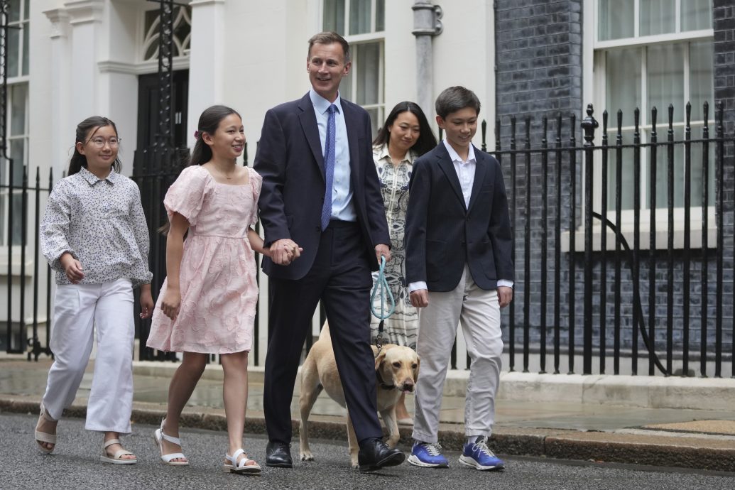 英财政部长亨特险胜