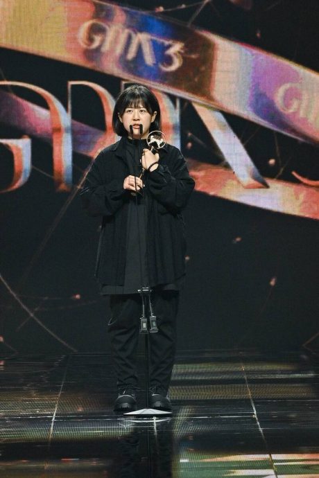 草东中国开唱场面混乱 台下举旗放火惊动警方