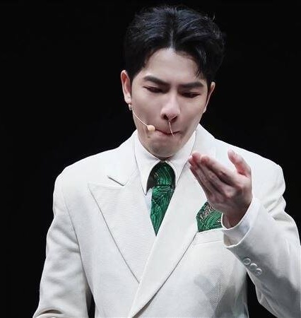 萧敬腾音乐剧谢幕爆哭 不慎把鼻涕吃进口