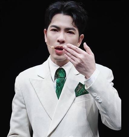 萧敬腾音乐剧谢幕爆哭 不慎把鼻涕吃进口