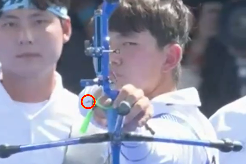 蜜蜂停手上!韩国神箭金济德“沉稳射出10分” 超神画面疯传