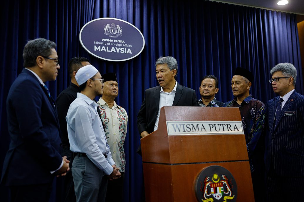 补图//莫哈末哈山：政府将通过亚航专机把身在孟加拉的大马公民，包括124名留学生带回国。